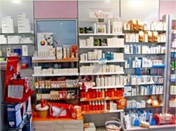 Expositores de medicamentos da Farm&aacute;cia Moderna